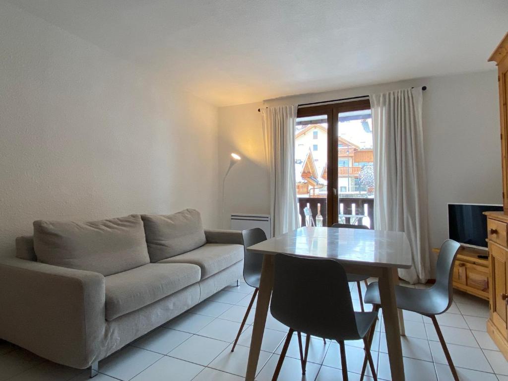 un salon avec un canapé et une table dans l'établissement Appartement cosy Valloire 4 pers, proche télécabine - FR-1-263-421, à Valloire