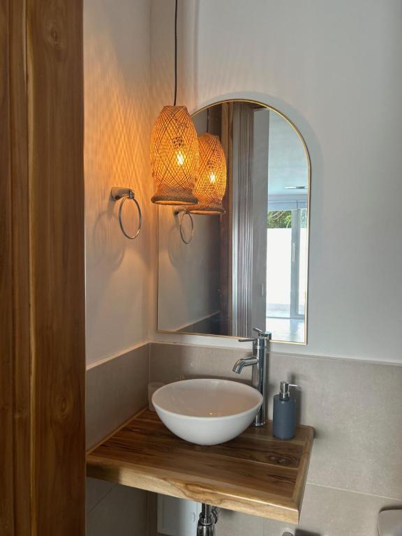 a bathroom with a sink and a mirror at DELAMAR Casa de playa in Coveñas