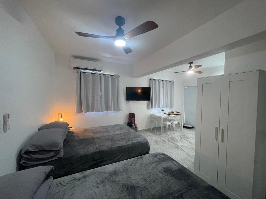 a bedroom with two beds and a ceiling fan at El Balcón de Luly in Culebra
