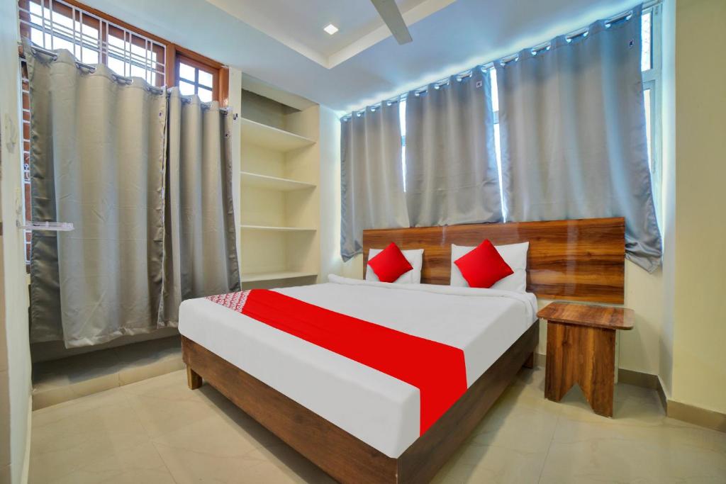 Postel nebo postele na pokoji v ubytování OYO Flagship 81336 Hotel Ragas