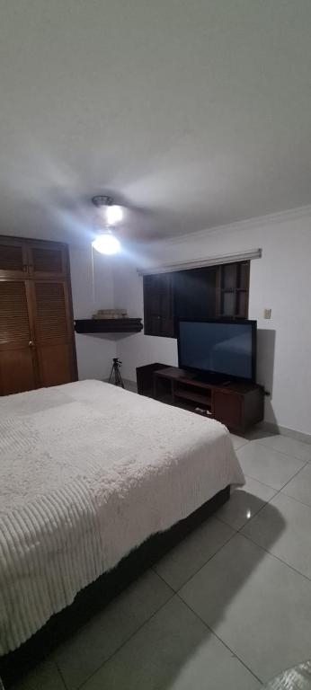 Katil atau katil-katil dalam bilik di apartamento en estadio, Medellín
