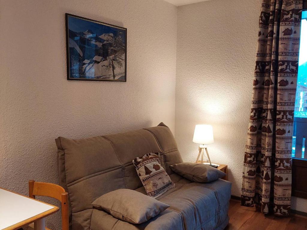 - un salon avec un canapé et une table avec une lampe dans l'établissement Studio rénové à Chamonix avec balcon, animaux acceptés, parking - FR-1-517-54, à Chamonix-Mont-Blanc