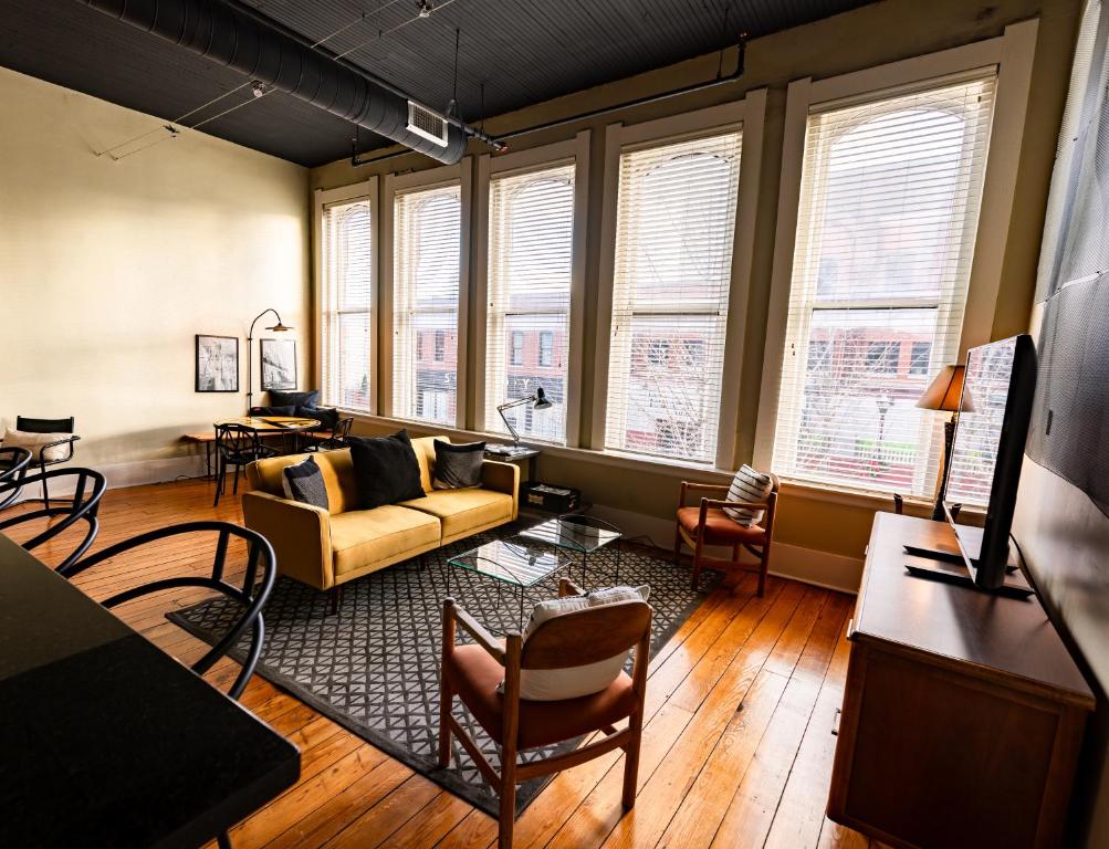 斯普林菲爾德的住宿－The C-Street Archive，带沙发的客厅和部分窗户。