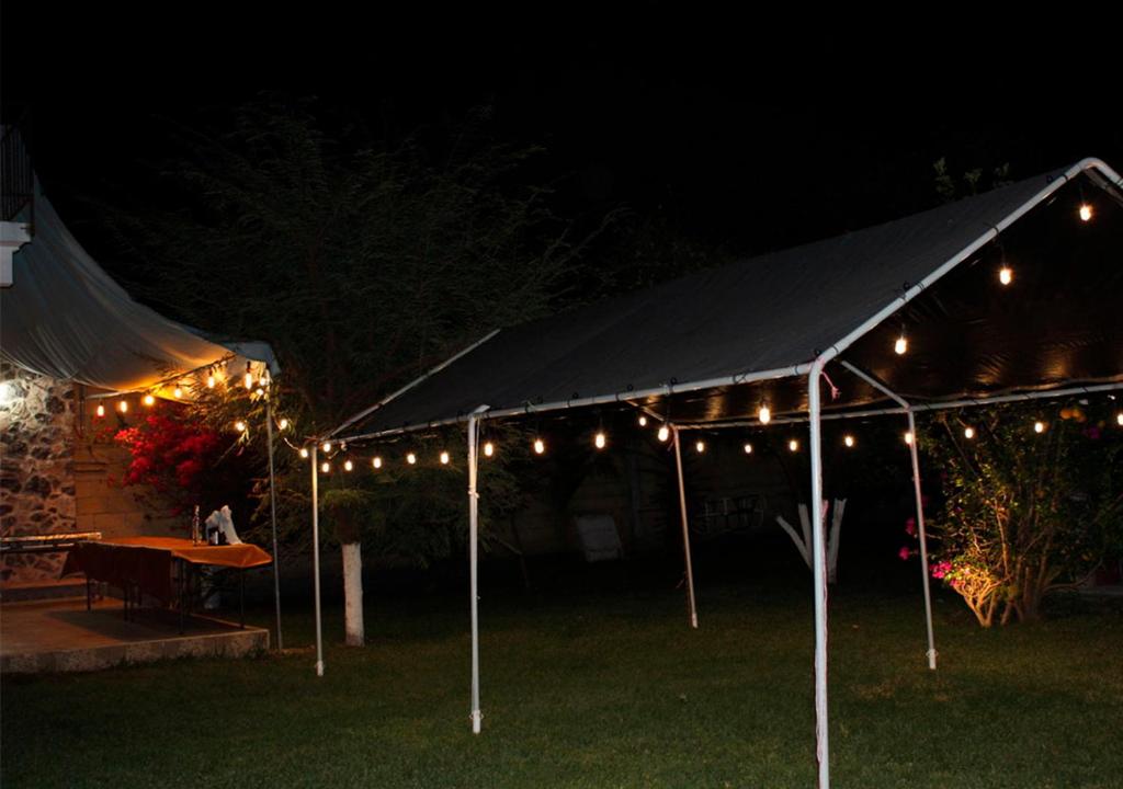 een tent met verlichting en een tafel in een tuin bij Quinta Diana in Atlacholoaya