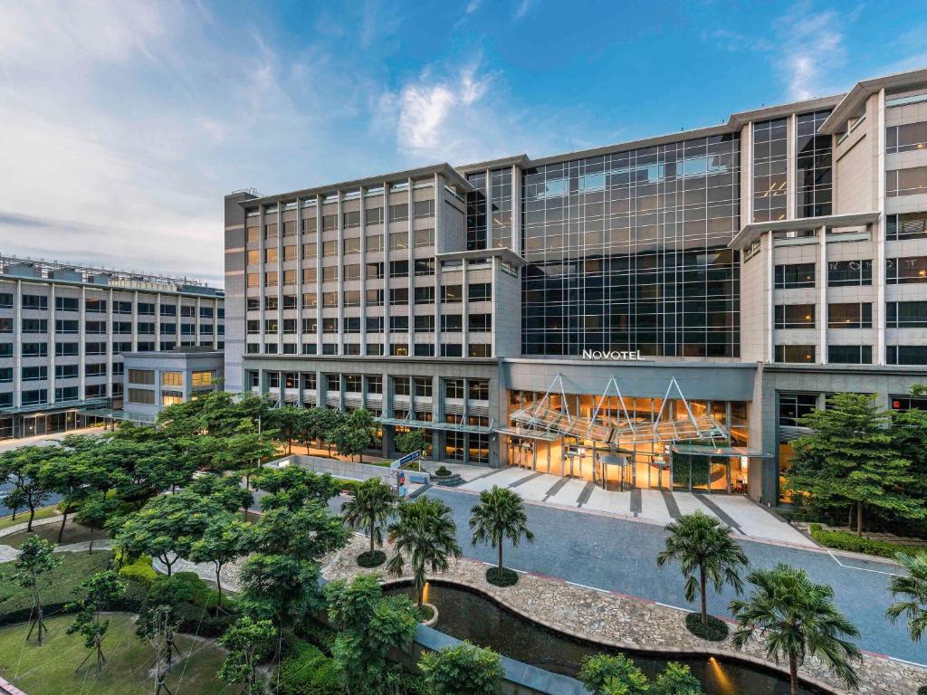 大園區的住宿－台北諾富特華航桃園機場飯店，一座棕榈树的办公楼