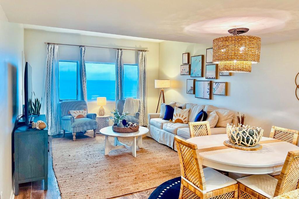 Posezení v ubytování Beachfront condo with furnished balcony, amazing pool, tennis, & mini-golf