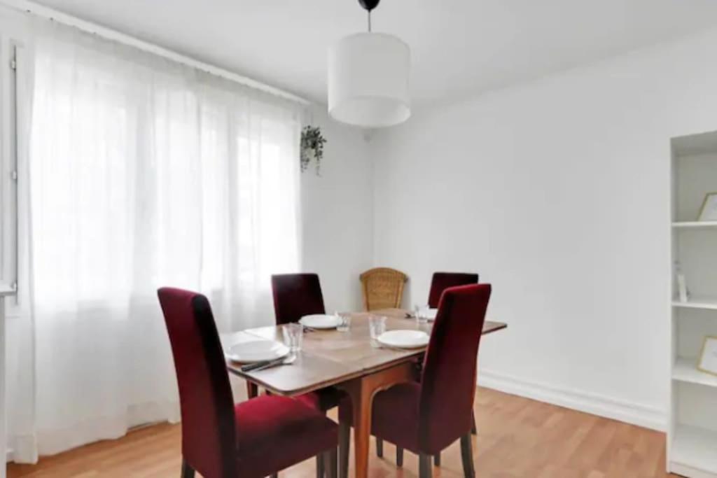 comedor con mesa y sillas en Superbe appartement lumineux et calme en Saint-Ouen