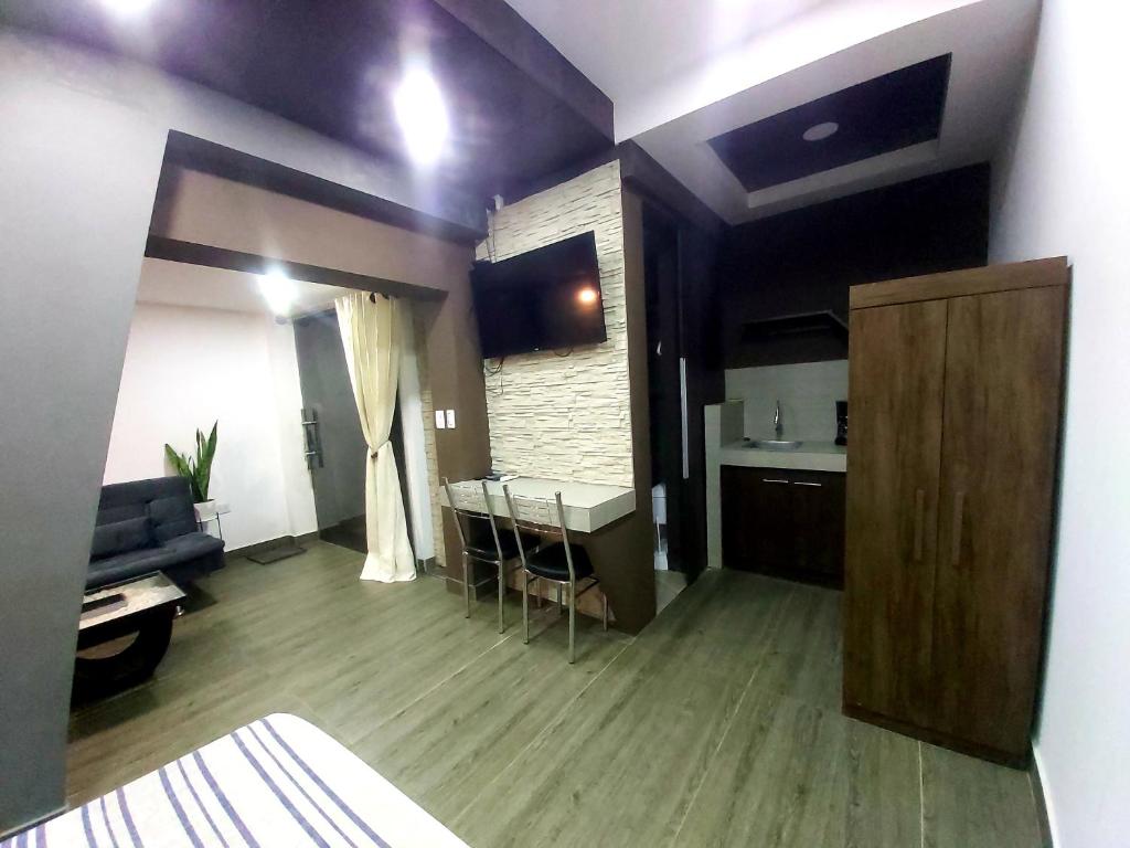 Habitación con cocina y sala de estar. en Mono ambiente, Dpto. mediano en Trinidad