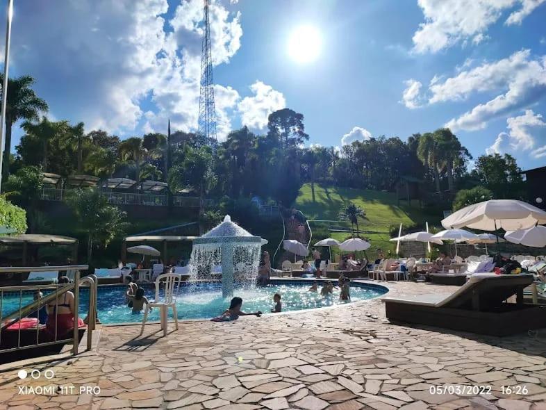 basen w ośrodku z ludźmi bawiącymi się w nim w obiekcie Apartamento completo resort w mieście Represa Capivari