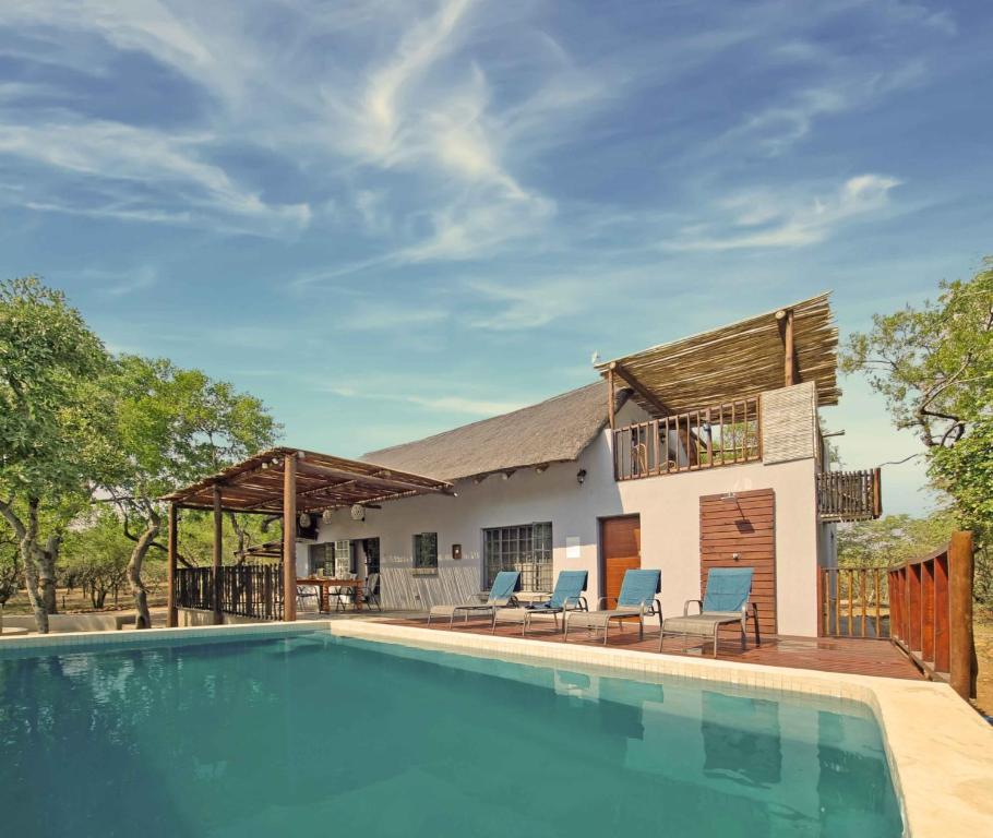 マールロス・パークにあるGreater Kruger View - Luxury Bush Villaのスイミングプール付きの家