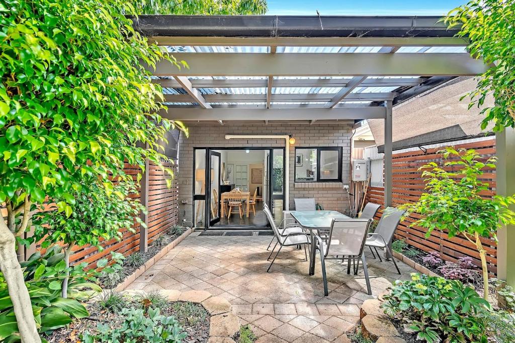 阿德莱德'Violet Cottage' An Idyllic Urban Oasis for Two的一个带桌椅的庭院