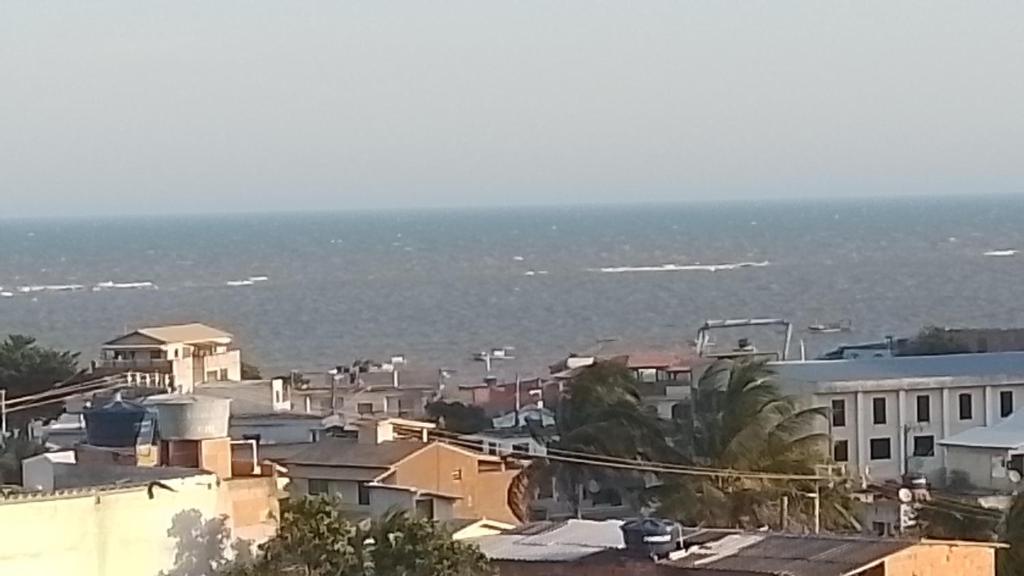 una ciudad con edificios y el océano en el fondo en Lugar de paz, en Marataízes