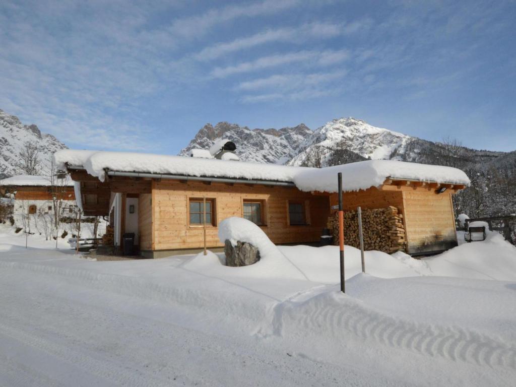 una casa cubierta de nieve frente a una montaña en Selbhorn, en Hinterthal