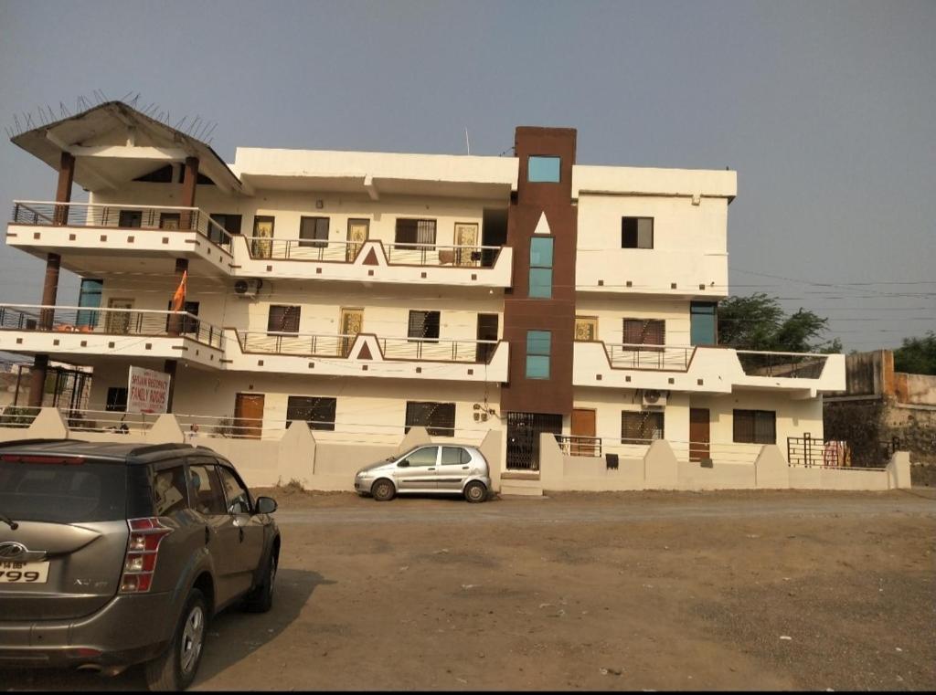 un edificio con un'auto parcheggiata di fronte di Shivam Residency a Ellora