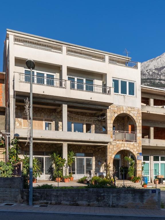 Apartments with parking space Makarska - 22017