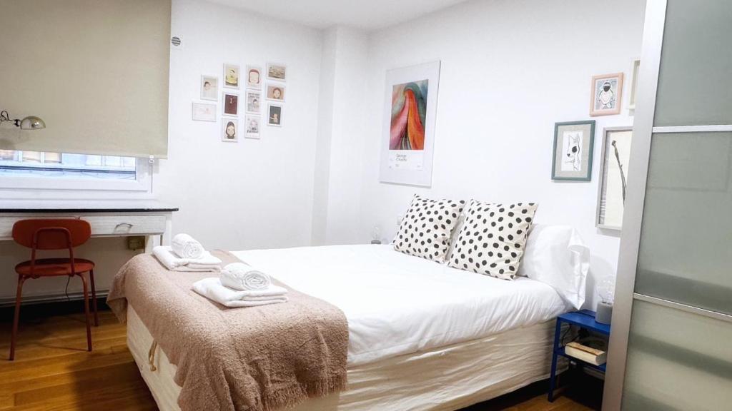 Habitación pequeña con cama y escritorio. en Apartamento Ciudad Jardín con Tranquilidad y WiFi en Bilbao