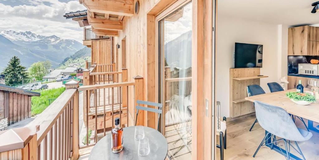 Cette chambre dispose d'une table et d'un balcon avec vue sur les montagnes. dans l'établissement Résidence Le Grand Bouquetin - 2 Pièces pour 6 Personnes MAE-9964, à Champagny-en-Vanoise
