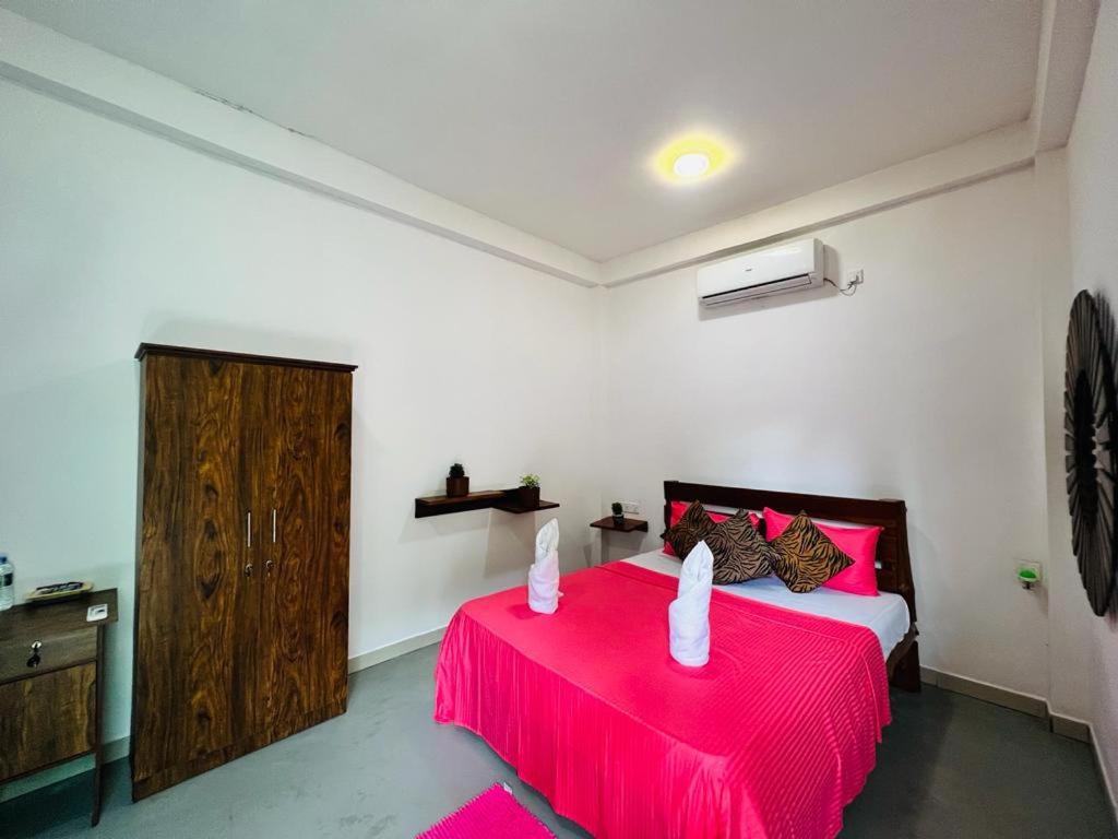 Postel nebo postele na pokoji v ubytování Lily Resort Udawalawe