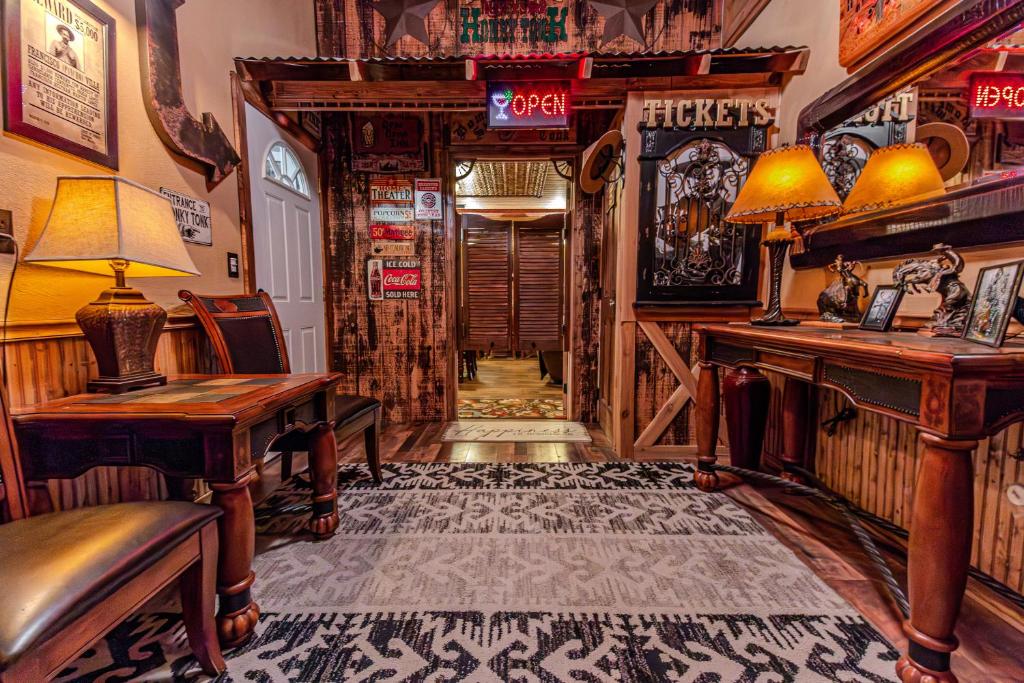 un bar avec des murs en bois et un couloir dans l'établissement The Honky Tonk Cabin, à Long Valley Junction