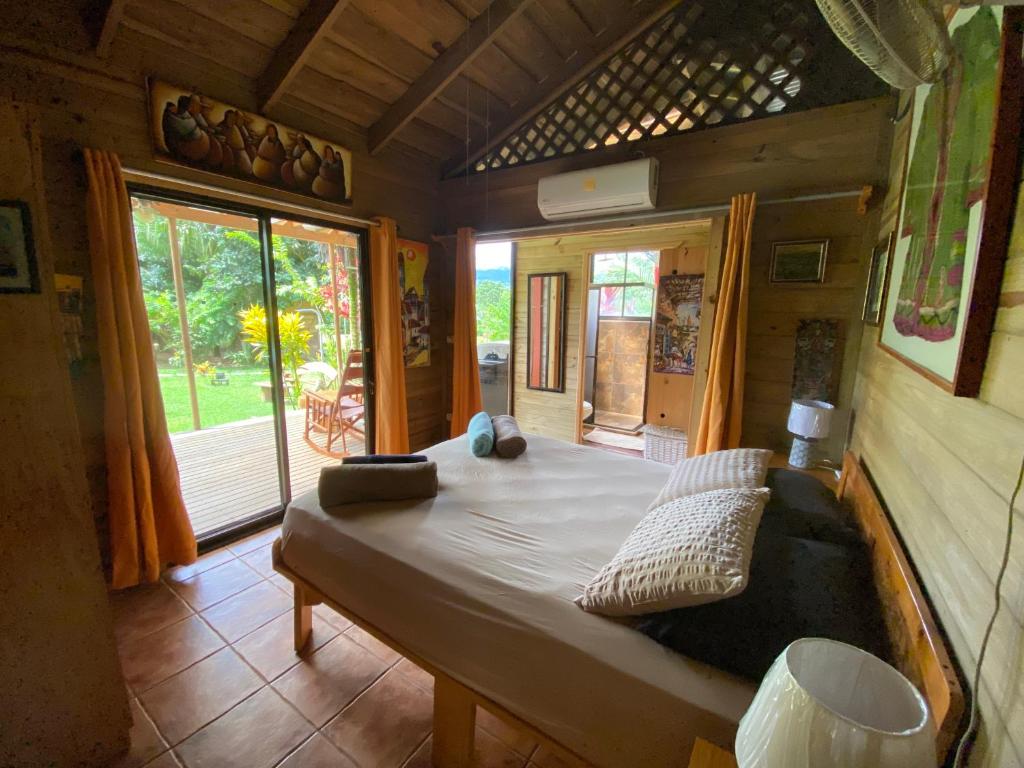 una camera con un grande letto in una casa di Casa Mediterranea Uvita Oasis with Villa Cabins and Apartment a Uvita