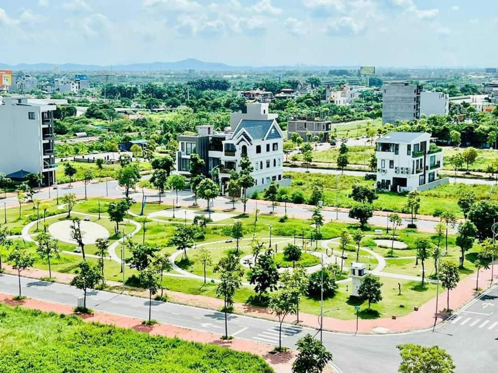 une vue aérienne sur un parc avec des bâtiments dans l'établissement Bach Dang Apartment Hai Duong, à Hải Dương