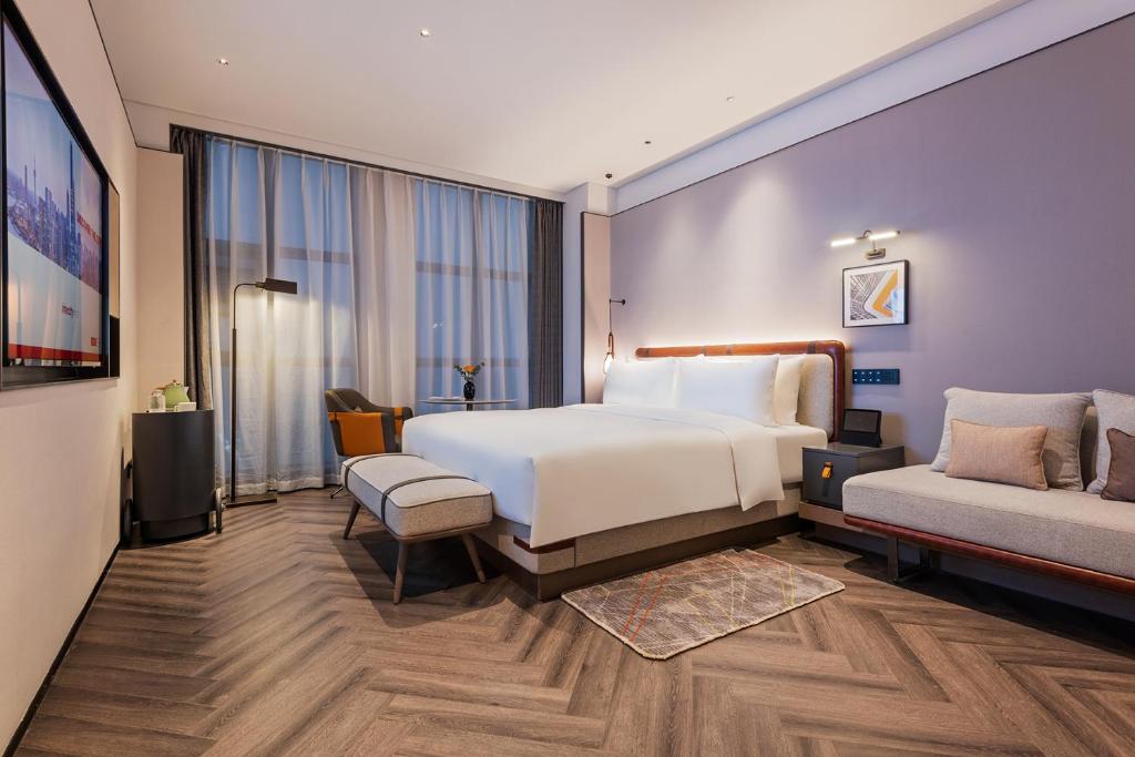 Giường trong phòng chung tại IntercityHotel Zhengzhou Zhengdong New District