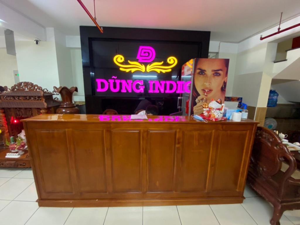 un maldito cartel de India en la parte superior de un mostrador en Dũng India Hotel, en Ho Chi Minh