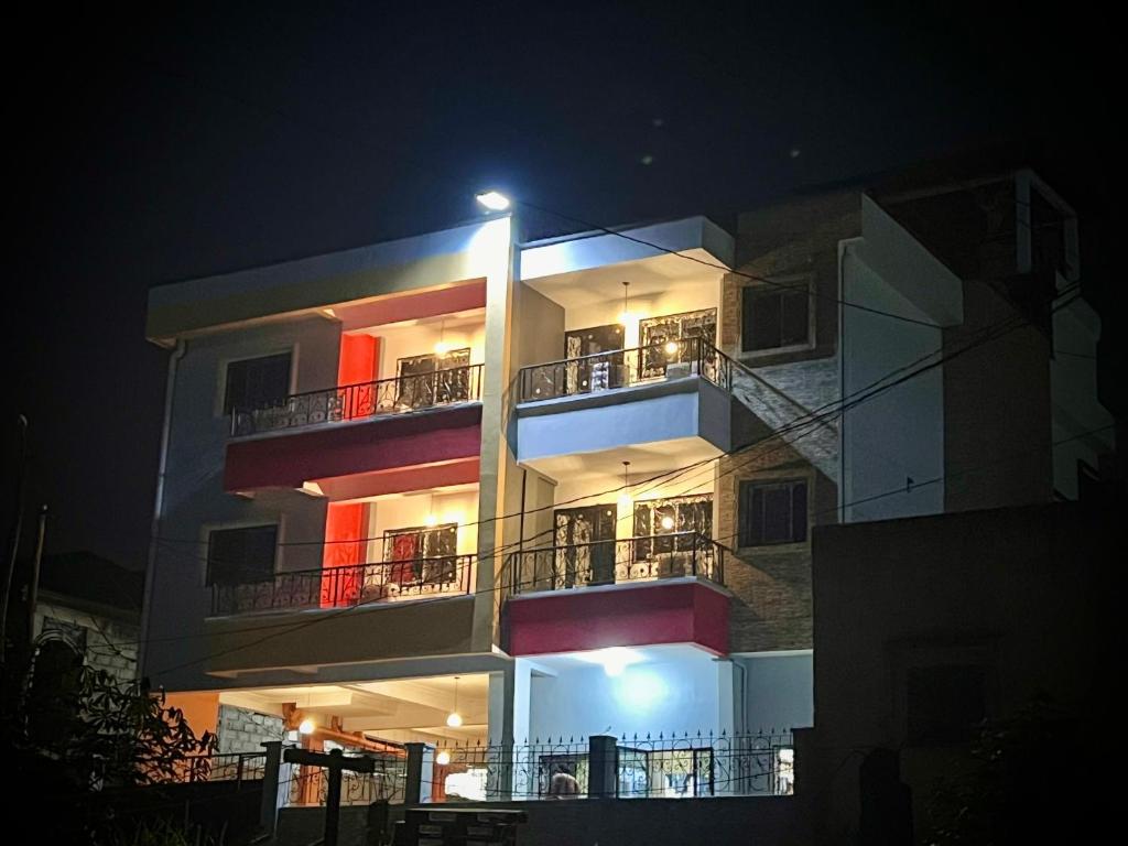 ein Mehrfamilienhaus in der Nacht mit eingeschaltetem Licht in der Unterkunft Residence Ethan Nji - Tropical Paradise in Jaunde