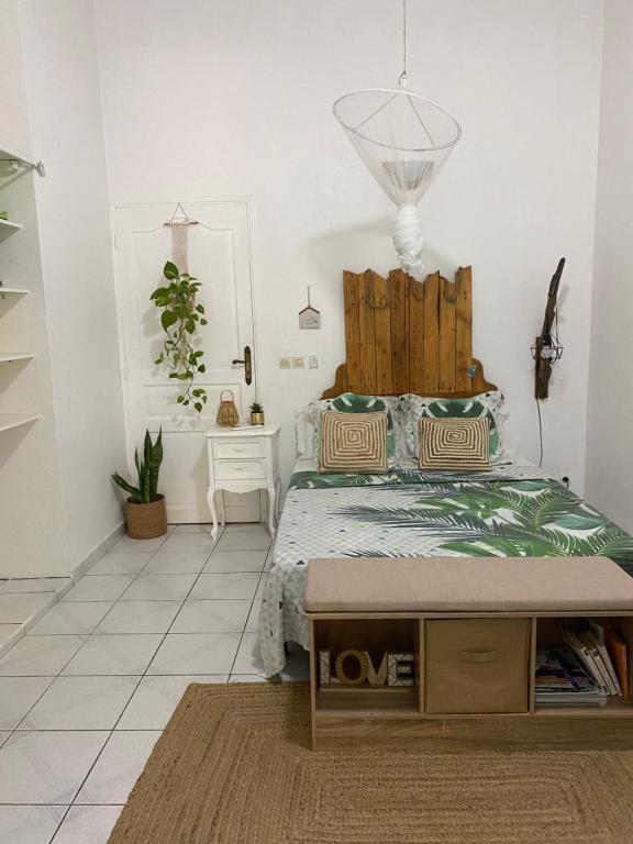 um quarto com uma cama e uma cabeceira em madeira em Le Biabiany em Bouillante