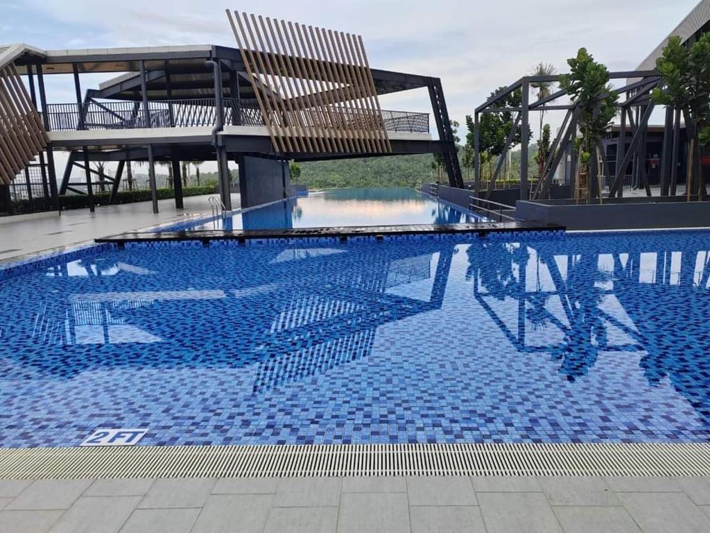 NurAz Residensi Adelia2, Bangi Avenue, Free wifi, Pool في كاجانغ: مسبح كبير مع كرسيين في مبنى