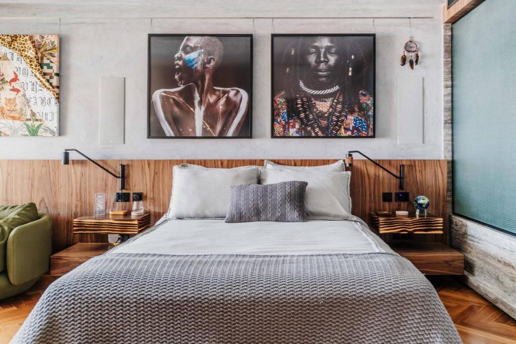 1 dormitorio con 1 cama con 4 cuadros en la pared en OBO Casa • Modern Lux Design Loft • Ipanema Beach, en Río de Janeiro