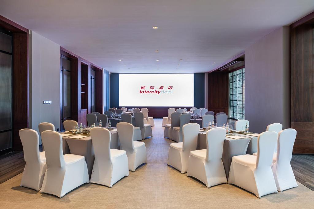 Khu vực ghế ngồi tại IntercityHotel Zhengzhou Zhengdong New District