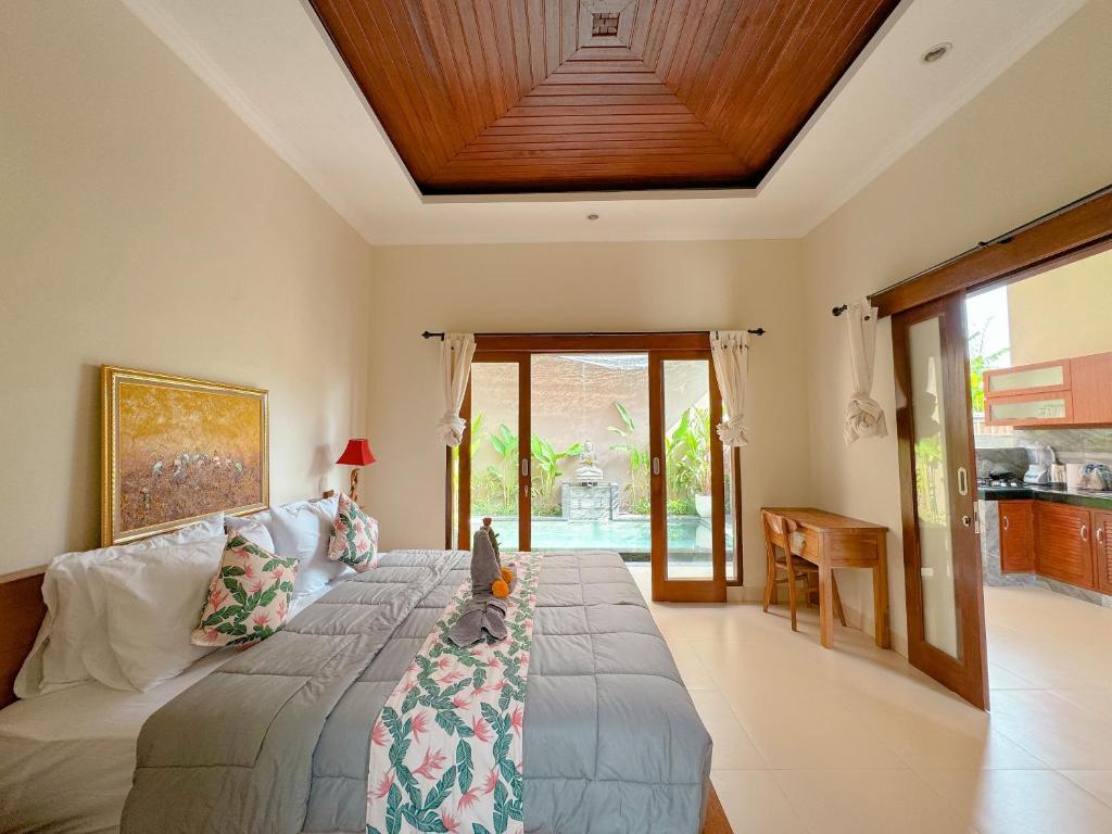 - un salon avec un canapé et un plafond en bois dans l'établissement Villa magica 2, à Ubud