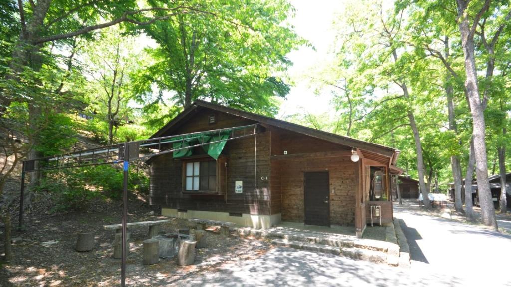una pequeña casa en medio de un bosque en Tabino Camping Base Akiu Tree House - Vacation STAY 23966v, en Yumoto