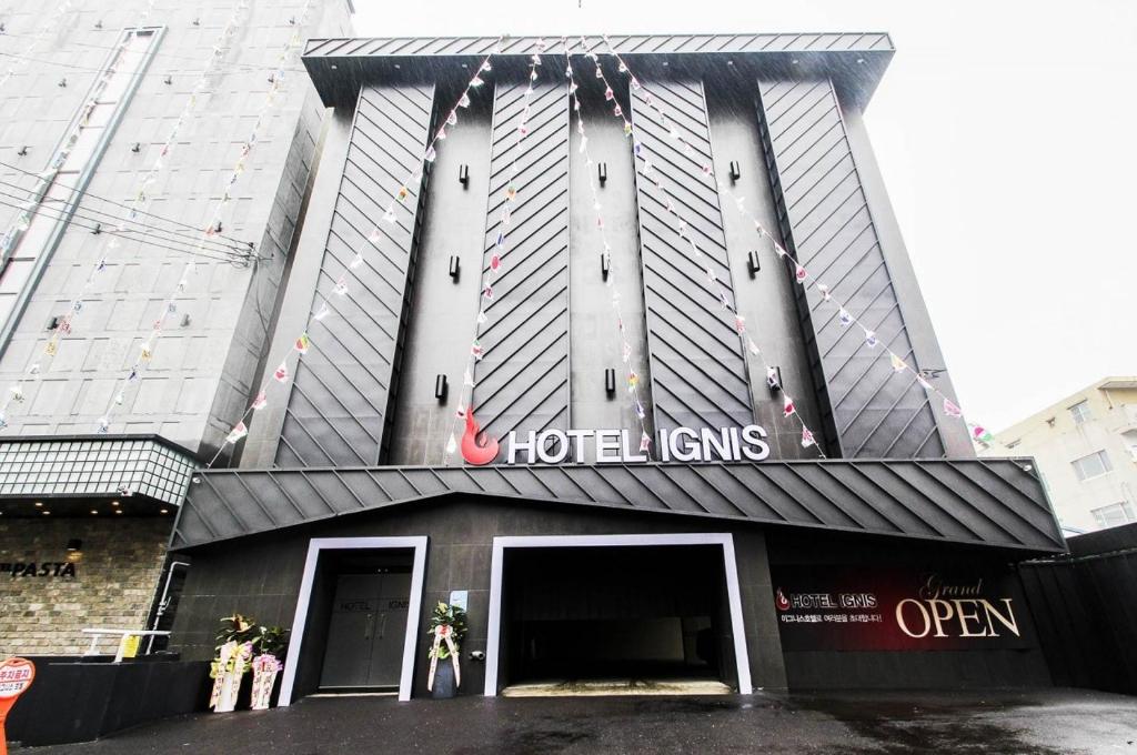 Yangsan的住宿－Ignis hotel，建筑前方有标志的酒店