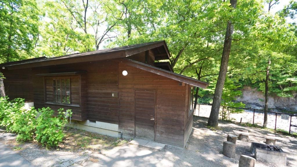 un pequeño edificio de madera en medio de un bosque en Tabino Camping Base Akiu Tree House - Vacation STAY 23968v, en Yumoto