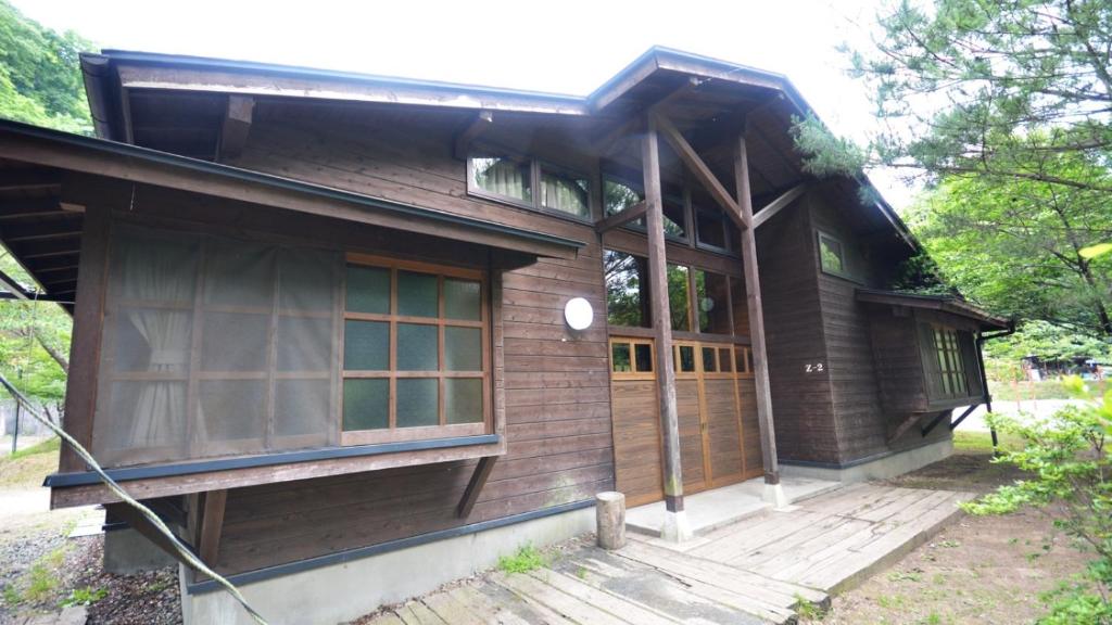 una piccola casa in legno con una grande finestra di Tabino Camping Base Akiu Tree House - Vacation STAY 23972v a Yumoto