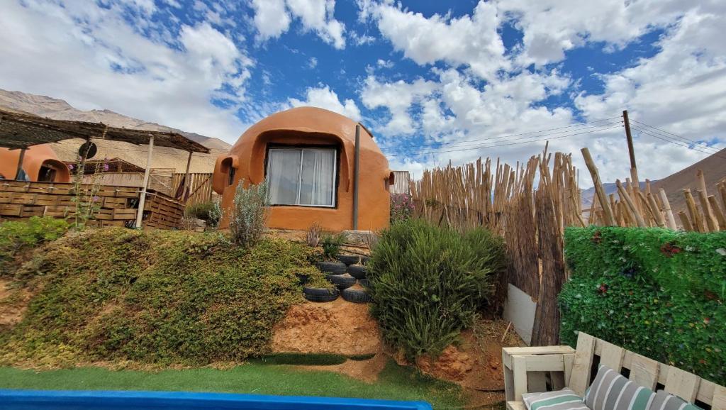 a small house with a garden in front of it at Domo Sol Del Valle in Horcon