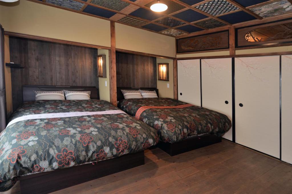 Ένα ή περισσότερα κρεβάτια σε δωμάτιο στο Ninja House Japanese-style Hotel