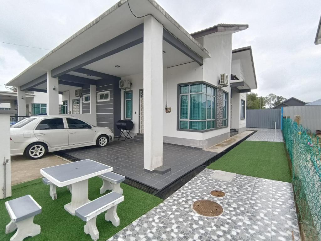 een huis met een witte auto ervoor geparkeerd bij Aida homestay Kuala terengganu/Kuala nerus in Kuala Terengganu