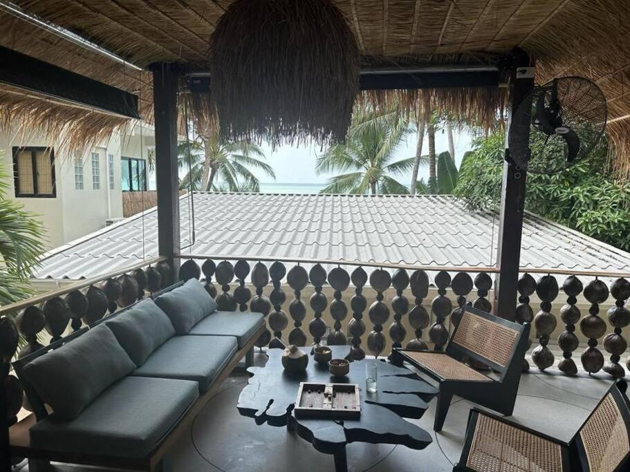 uma sala de estar com um sofá e uma mesa em Happy Coco Monkey em Ko Phangan