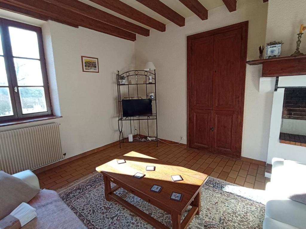 a living room with a coffee table and a television at Gîte Arthon, 5 pièces, 8 personnes - FR-1-591-372 in Arthon