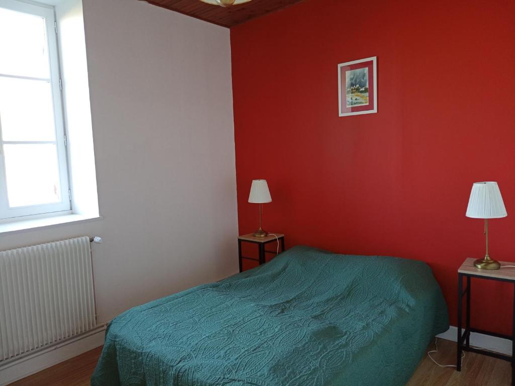 a bedroom with a green bed and red walls at Gîte Arthon, 5 pièces, 8 personnes - FR-1-591-372 in Arthon