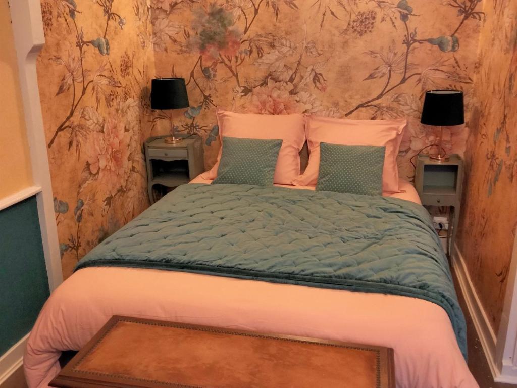a bedroom with a bed with two lamps on tables at Gîte Bazouges-sur-le-Loir, 6 pièces, 10 personnes - FR-1-410-377 in Bazouges-sur-le-Loir