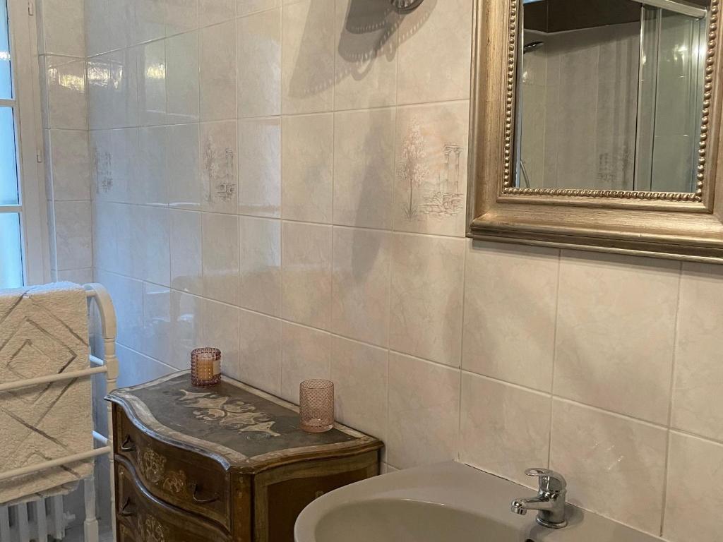 a bathroom with a sink and a mirror at Gîte Bazouges-sur-le-Loir, 6 pièces, 10 personnes - FR-1-410-377 in Bazouges-sur-le-Loir