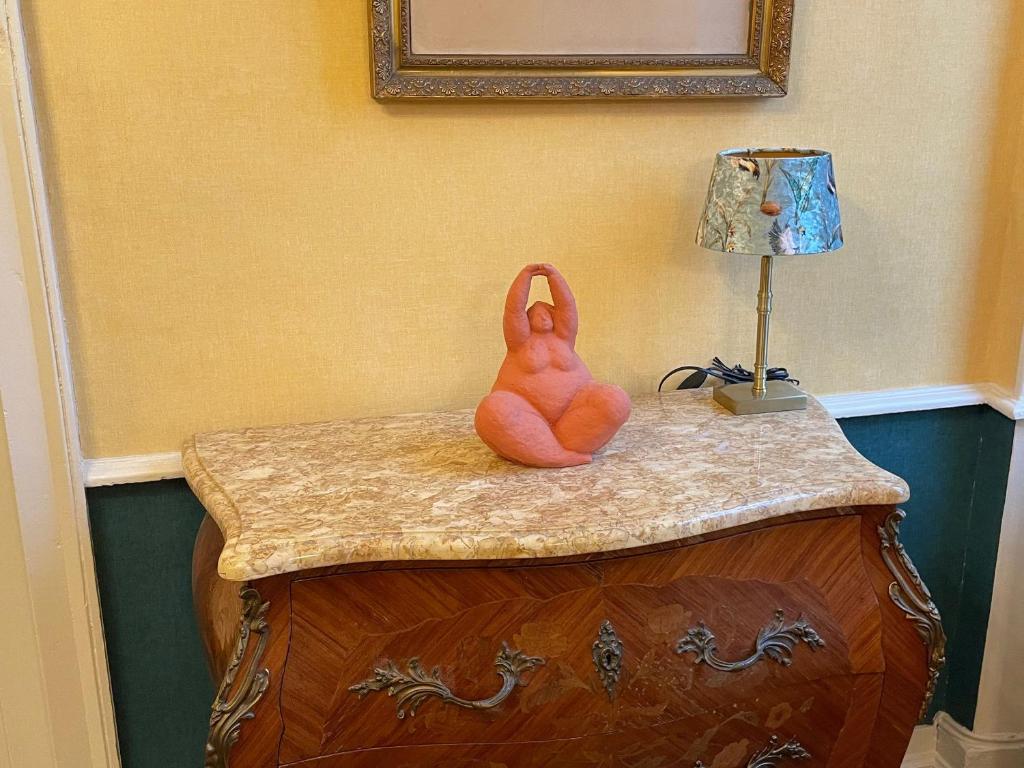 a statue of a squid sitting on top of a counter at Gîte Bazouges-sur-le-Loir, 6 pièces, 10 personnes - FR-1-410-377 in Bazouges-sur-le-Loir