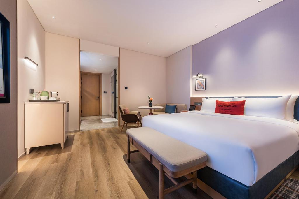 Giường trong phòng chung tại IntercityHotel Zhengzhou Zhengdong New District