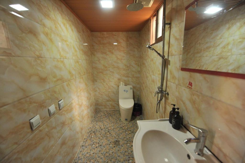 Koupelna v ubytování TIBET Guest house 虎跳峡卓玛客栈
