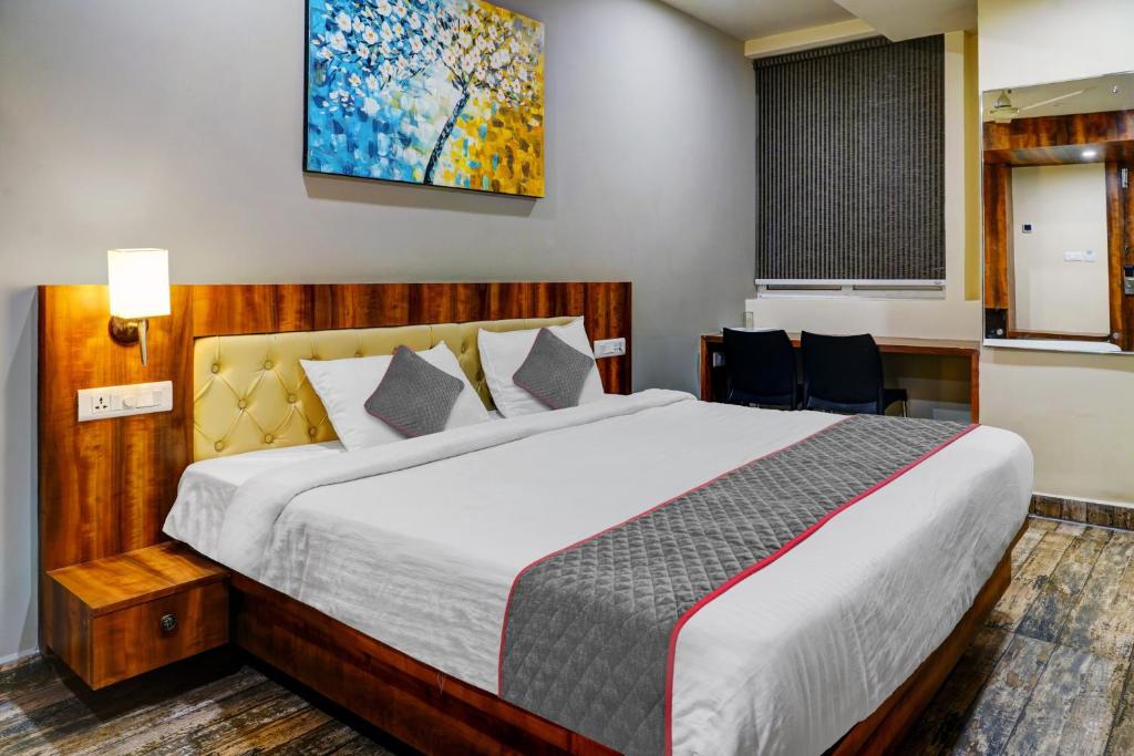 1 dormitorio con 1 cama y una pintura en la pared en Townhouse 1199 Hotel Dev's Inn by CJ, en Gunadala