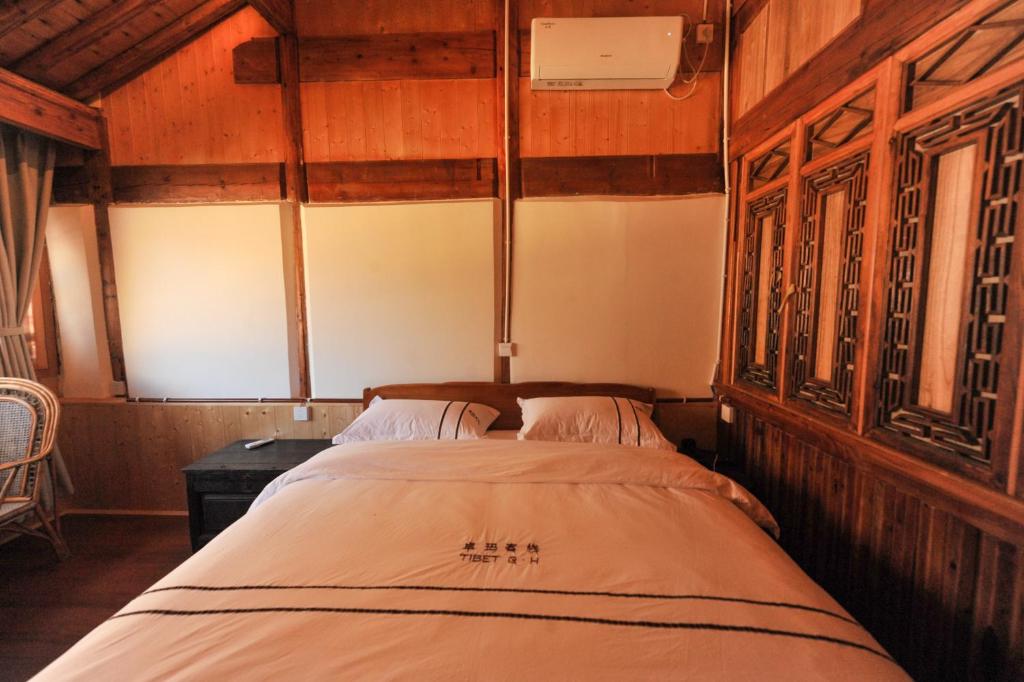 Postel nebo postele na pokoji v ubytování TIBET Guest house 虎跳峡卓玛客栈
